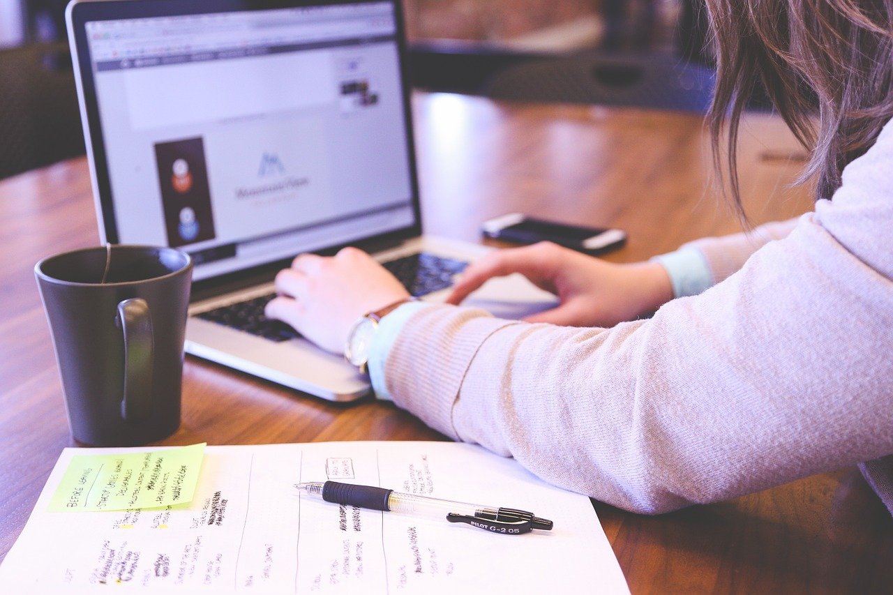 Jak outsourcing wpływa na jakość usług?